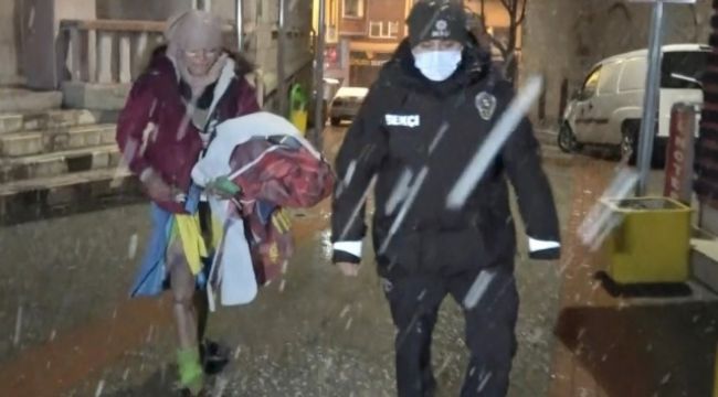 Sokakta donmak üzere olan evsiz kadını polis kurtardı
