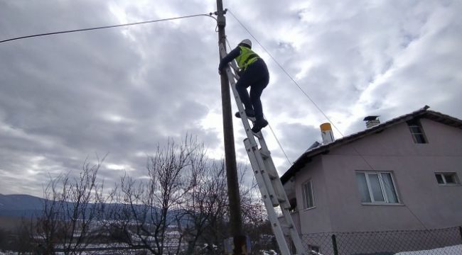 Tamir için çıktığı direkten düştü