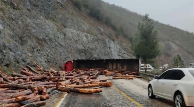 Tomruk yüklü tır devrildi, ilçe yolu ulaşıma kapandı
