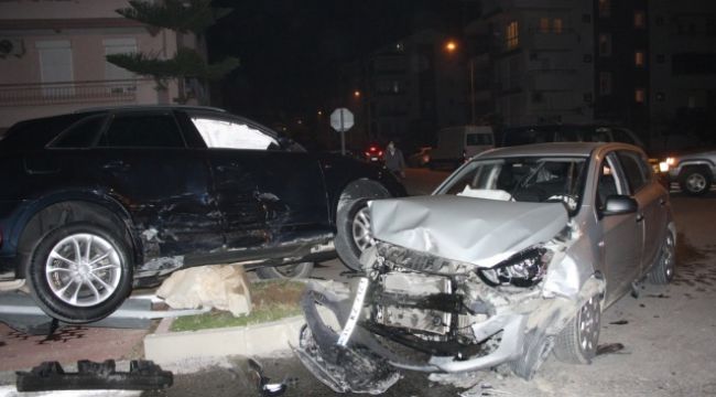 Üç araç birbirine girdi