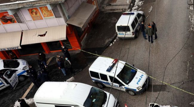 Üzerine elektirik direği devrildi
