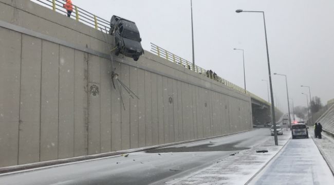 Yoldan çıkan kamyonet köprüde asılı kaldı