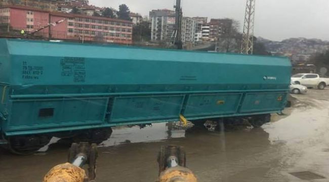 Yük treni raydan çıktı yola oturdu