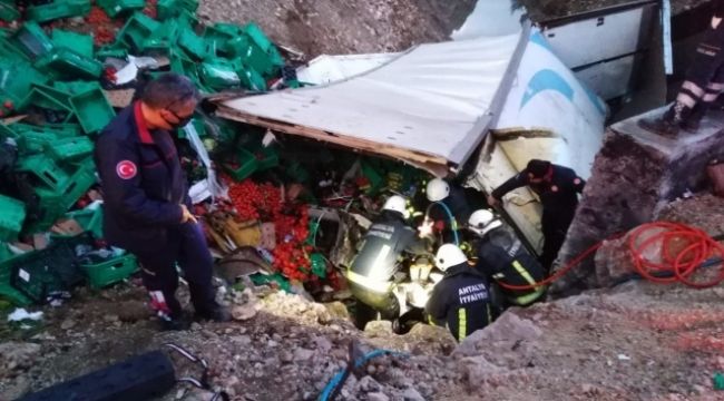 Antalya'da sebze yüklü kamyon devrildi