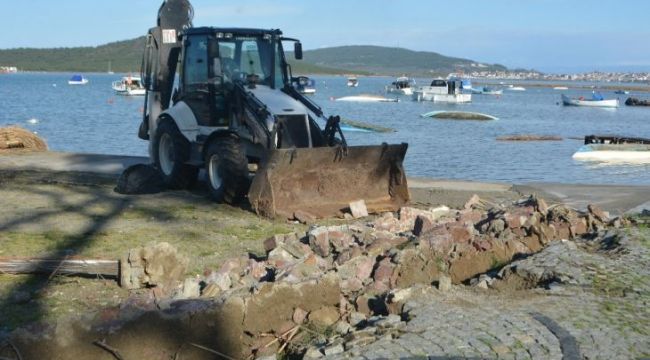 Ayvalık'ta hortum yıktı geçti