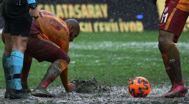 Balçık zemin için futbolculardan özür diledi