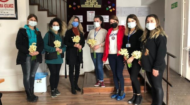 Bergama Belediyesi Nergis çiçeği dağıttı
