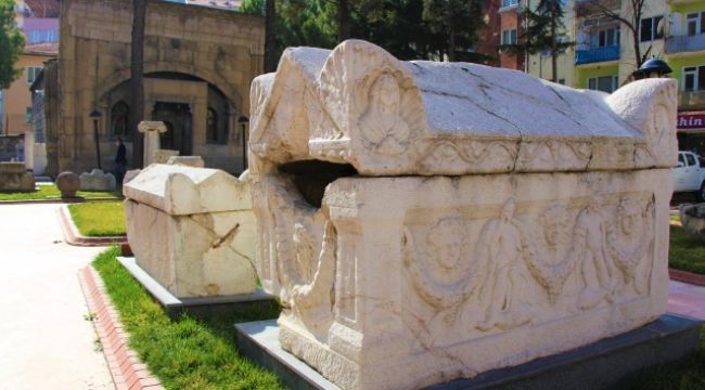 Bin 700 yıllık ‘lanetli' lahit
