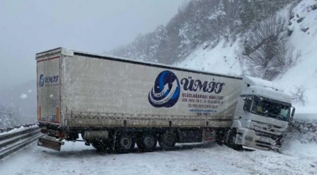 Bursa'da TIR kazası Ankara yolunu trafiğe kapattı