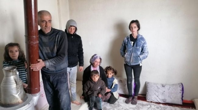 Çatıları çöken 12 nüfuslu aile yardım eli bekliyor