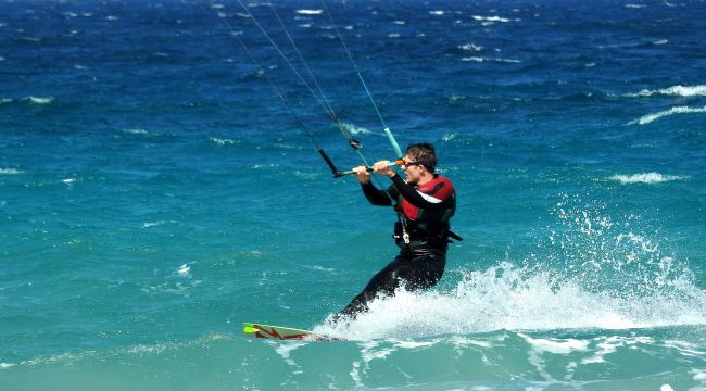 ÇEŞME'DE KİTE SURF KEYFİ