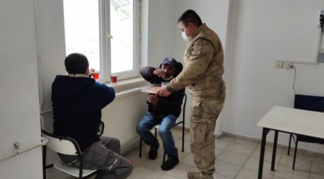 Donmak üzere olan vatandaşları jandarma kurtardı