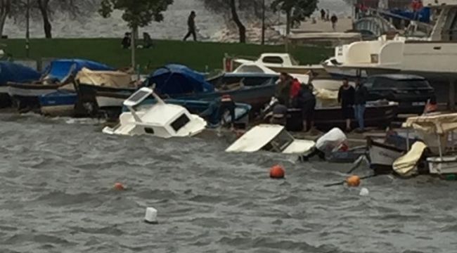 FIRTINADA TEKNELER BATTI, AĞAÇLAR DEVRİLDİ    