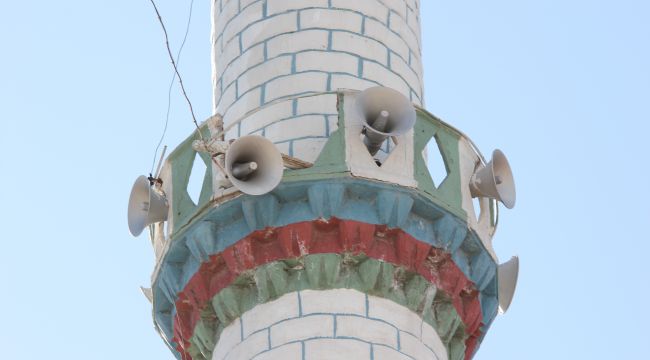 FIRTINANIN ETKİSİYLE CAMİDEN BETON PARÇALAR KOPTU