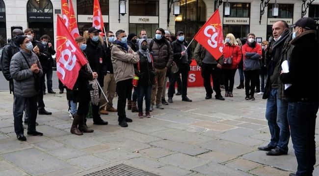 Fransa'da maaş alamayan hotel işçileri hükümeti ve işvereni protesto etti