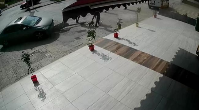Fren yerine gaza basan sürücü yayalara dehşet saçtı