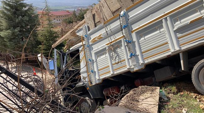 Freni boşalan kamyon istinat duvarına daldı