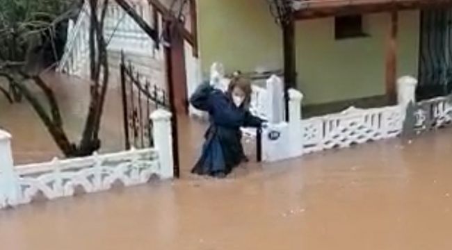HASTAYA MÜDAHALE İÇİN BELİNE KADAR SUYA GİRDİ