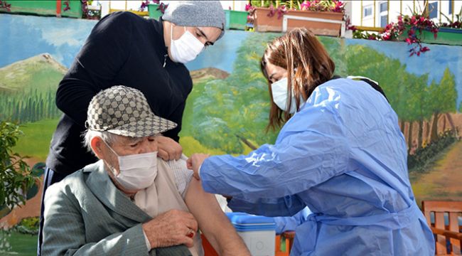 Huzurevi sakinlerine 2'nci doz Covid-19 aşısı yapıldı