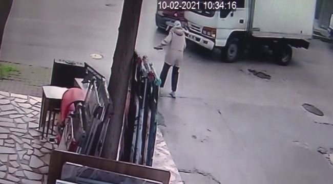 İKİ ARACIN ALTINDA KALMAKTAN SON ANDA KURTULDU