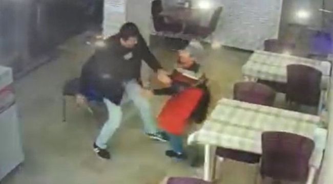 İndirim yapmayan kadını öldürdü