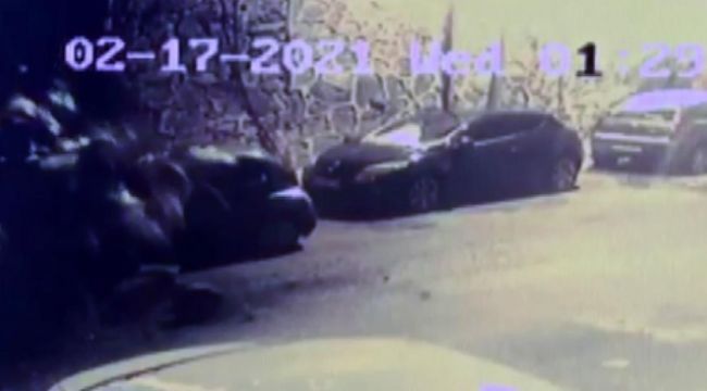 İstinat duvarı araçların üzerine çöktü