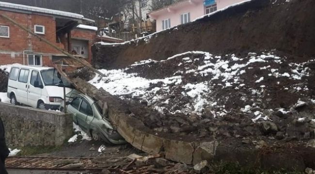 İstinat duvarı çöktü, araçlar altında kaldı