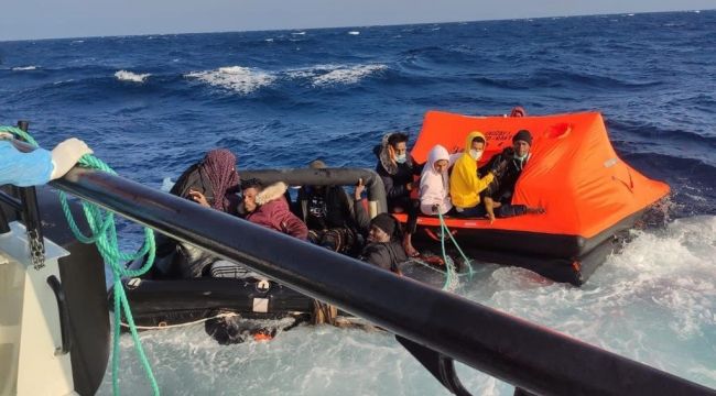 İZMİR AÇIKLARINDA DÜZENSİZ GÖÇMENLER KURTARILDI