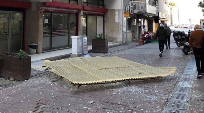 İZMİR’DE FIRTINA DEHŞETİ