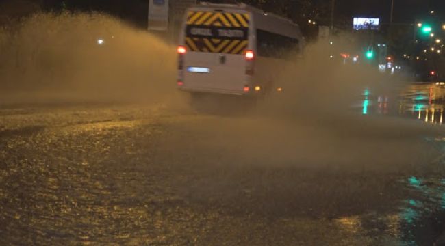 İZMİR’DE SAĞANAK HAYATI OLUMSUZ ETKİLEDİ
