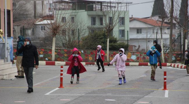 İZMİR'DE YÜZ YÜZE EĞİTİM YENİDEN BAŞLADI