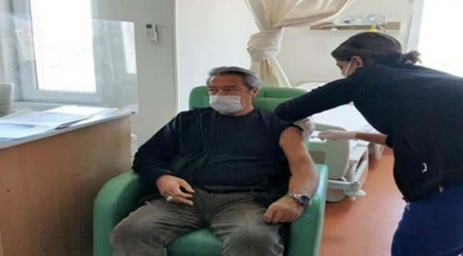 Kadir İnanır korona virüs aşısını Muğla'da oldu