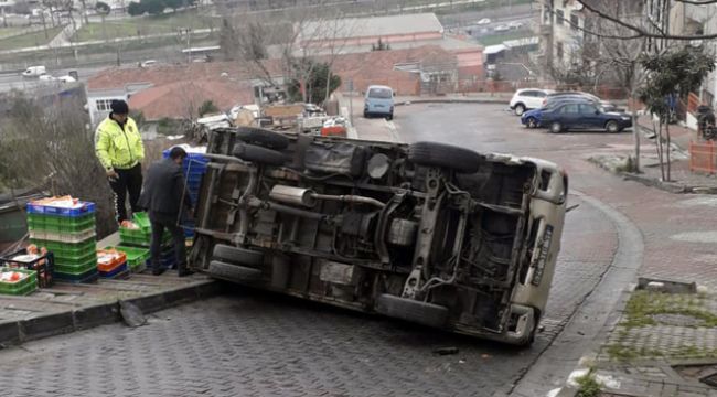 Kağıthane'de kayan kamyonet devrildi
