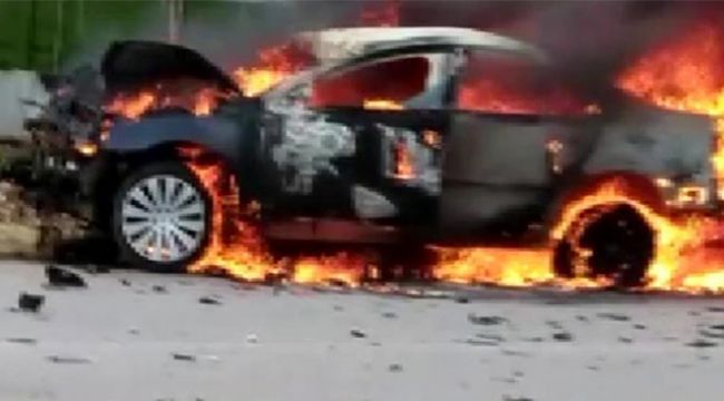 Kamyona çarpan otomobil alev alev yandı