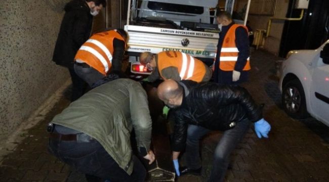 Karısını boğazından bıçaklayarak öldürdü
