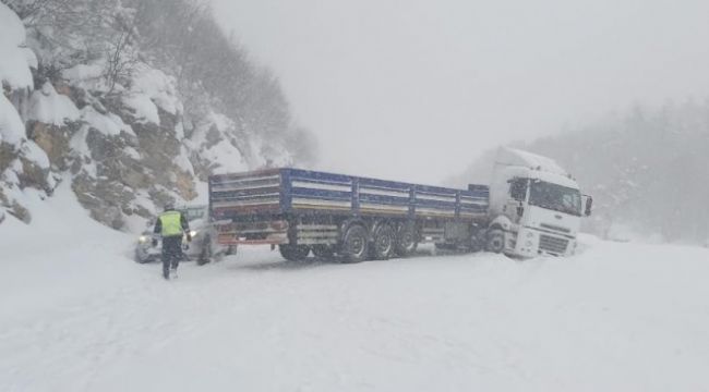 Kastamonu-Cide karayolunda kayan tır yolu kapattı