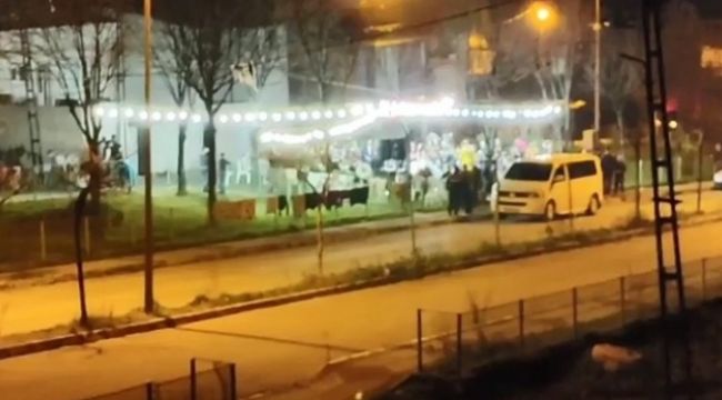 Koronavirüsü hiçe sayıp sokak düğünü düzenlediler