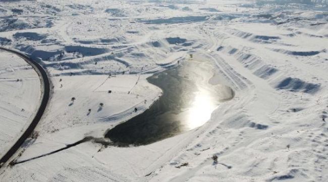 Maden sahasındaki gölet buz tuttu