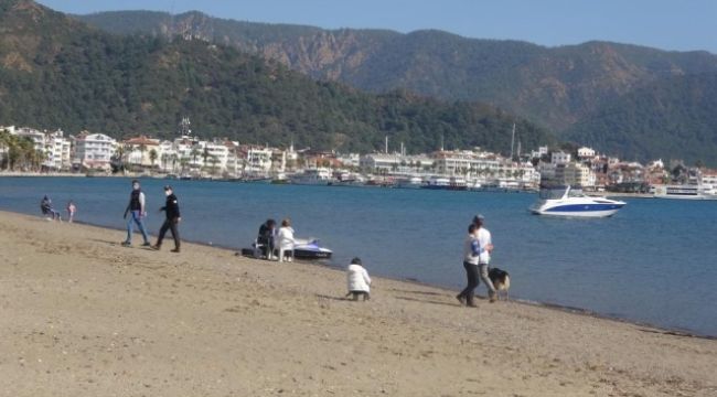 Marmaris'te sıcak havayı gören sahile indi