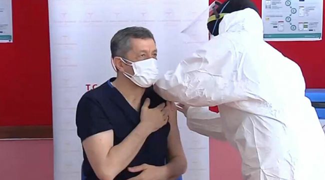 Milli Eğitim Bakanı Selçuk, Covid-19 aşısı yaptırdı