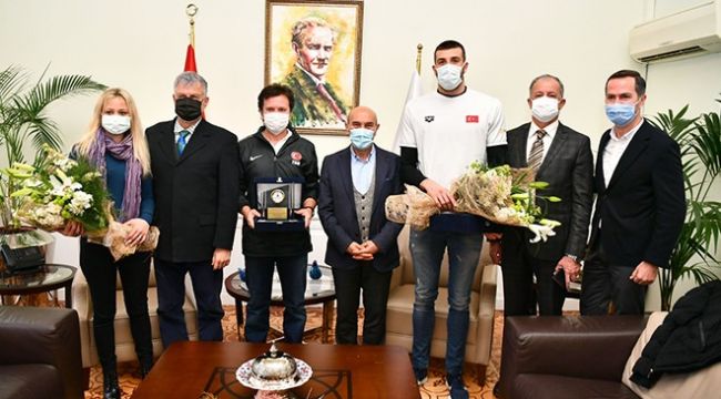 Milli yüzücüden Başkan Soyer'e ziyaret