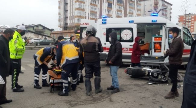 Motosiklet otomobil ile çarpıştı