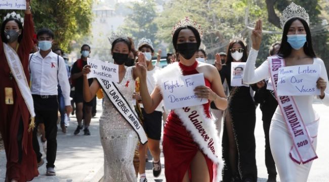 Myanmar'da darbeye karşı "kostümlü" protesto