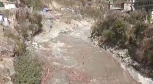 Nehre düşen buz kütlesi sele neden oldu