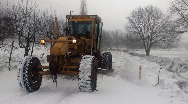ÖDEMİŞ'TE YAYLALAR KAR ALTINDA