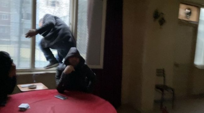 Okey masasında yakalan şahıs camdan atladı