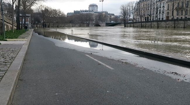 Paris'te Seine Nehri suları yükseldi, bölge trafiğe kapatıldı