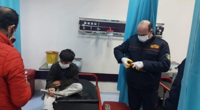 Parmağı demir yüzüğe sıkıştı, hastanelik oldu