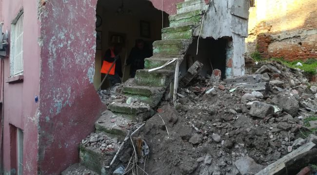 KOPAN TAŞ PARÇALARI EVİN DUVARINI YIKTI