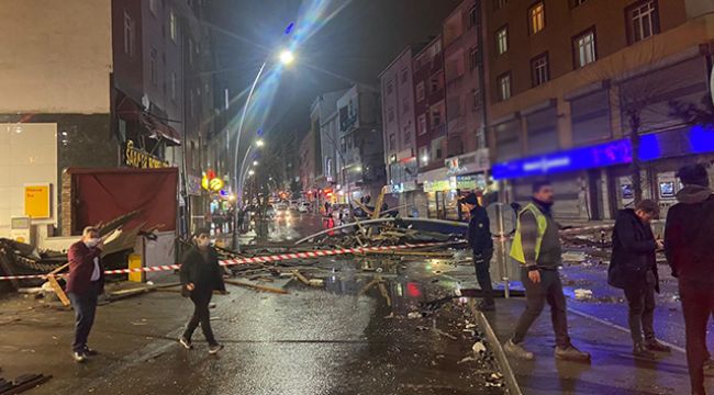 Sultangazi'de araçlar çatıların altında kaldı